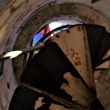Alla cupola colorata della torre si accede tramite una scala a chiocciola in ferro, ormai arrugginita e pericolante, ragion per cui evitiamo di salire fin su...